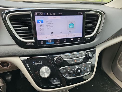 Used 2023 Chrysler Pacifica Touring-L FWD image 19