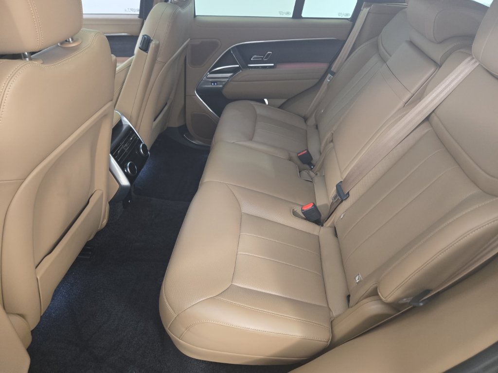 Certified 2025 Land Rover Range Rover SE AWD/4WD image 21