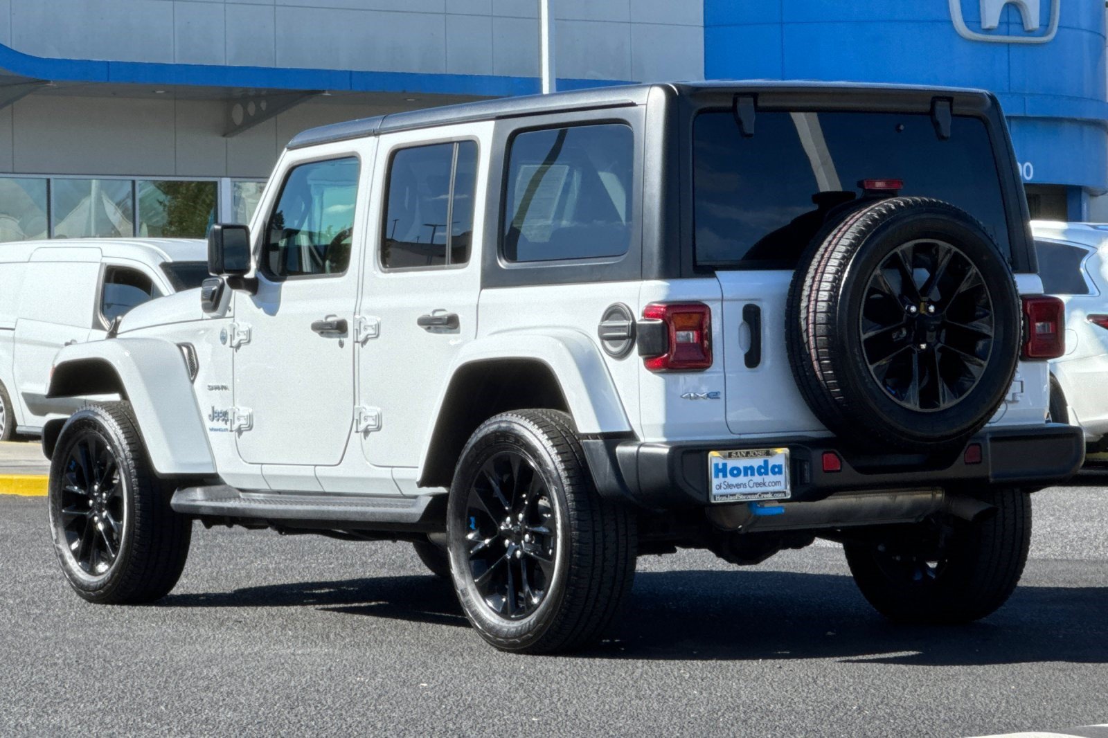 Used 2023 Jeep Wrangler Unlimited Sahara AWD/4WD image 3