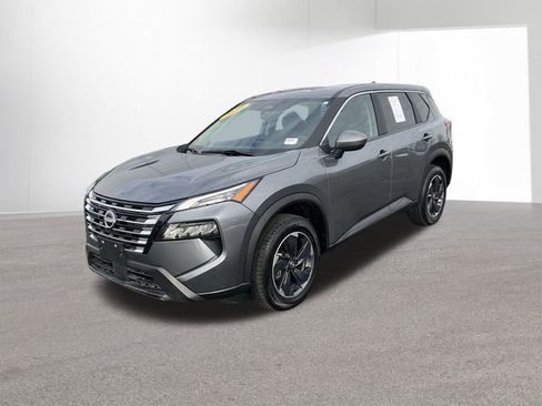 Used 2024 Nissan Rogue SV image 2