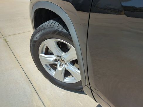 Used 2020 Toyota Highlander LE FWD image 10
