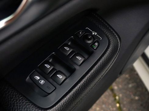 Used 2022 Volvo S60 T8 Inscription image 15