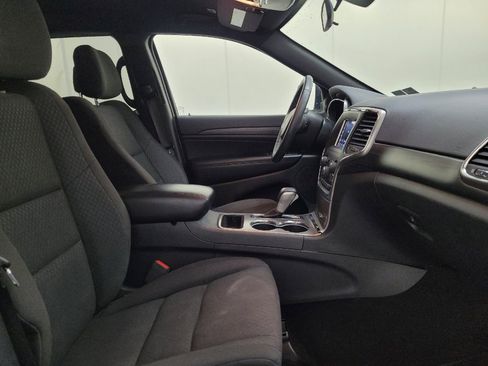 Used 2019 Jeep Grand Cherokee Laredo w/ Security & Convenience Group AWD/4WD image 21