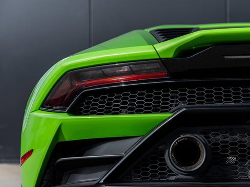 Used 2020 Lamborghini Huracan EVO image 12