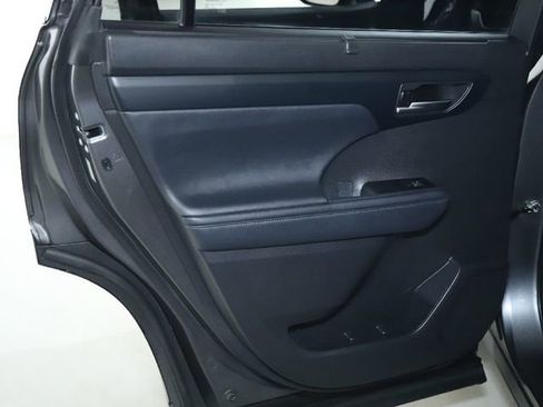 Used 2023 Toyota Highlander Limited image 23