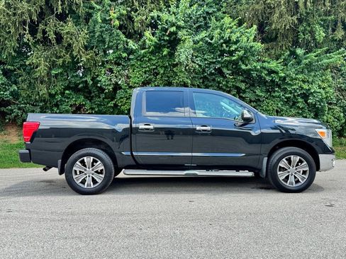 Used 2019 Nissan Titan SL image 4