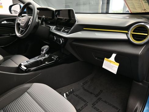 Used 2025 Chevrolet Trax LT image 42