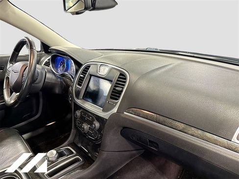 Used 2017 Chrysler 300 C image 31