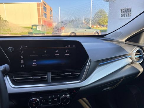 Used 2025 Chevrolet Trax LT w/ LT Convenience Package FWD image 35