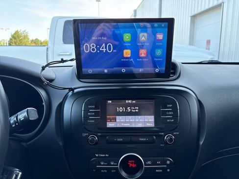 Used 2017 Kia Soul + FWD image 17