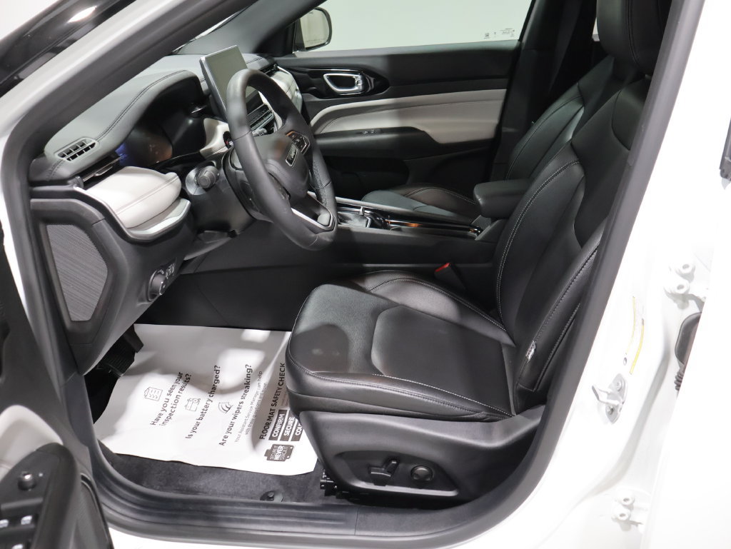 Certified 2025 Jeep Compass Limited AWD/4WD image 12