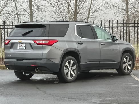 Used 2020 Chevrolet Traverse LT w/ LT Premium Package image 4