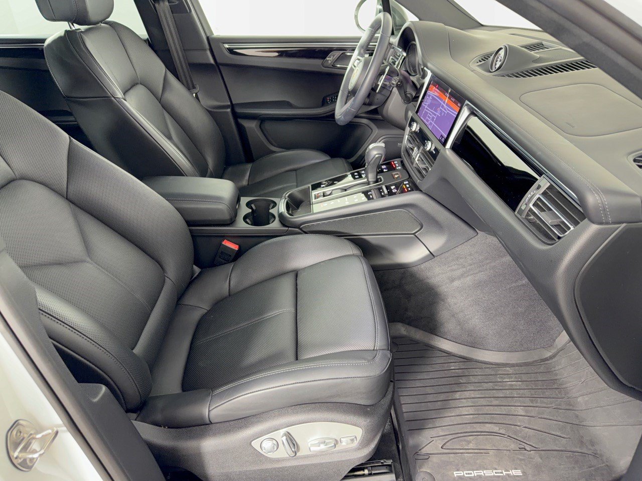 Certified 2025 Porsche Macan Turbo AWD/4WD image 30