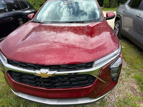 Used 2025 Chevrolet Trax LT w/ LT Convenience Package FWD image 2