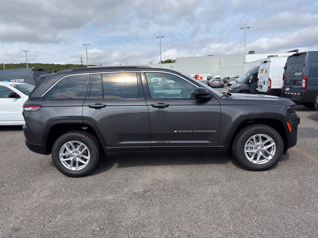 New 2026 Jeep Grand Cherokee Laredo AWD/4WD image 2