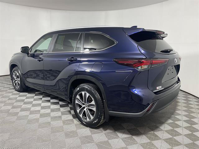 Used 2024 Toyota Highlander XLE AWD/4WD image 5