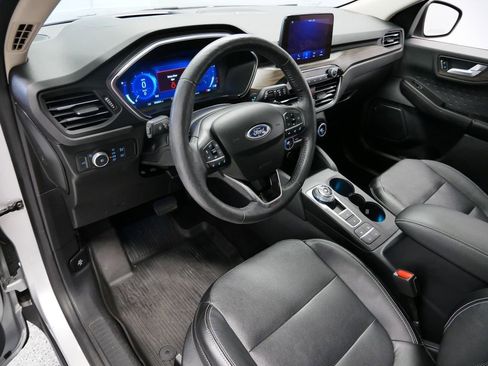 Used 2020 Ford Escape Titanium image 2