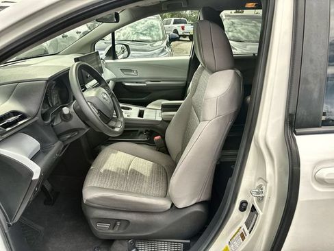 Used 2025 Toyota Sienna LE FWD image 11