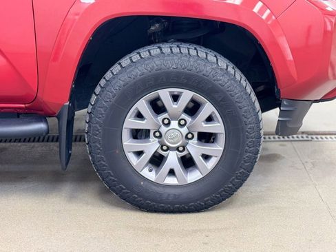 Used 2018 Toyota Tacoma SR5 w/ Four Season Floor Mat Package AWD/4WD image 4