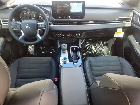 Used 2026 Mitsubishi Outlander LE FWD image 14
