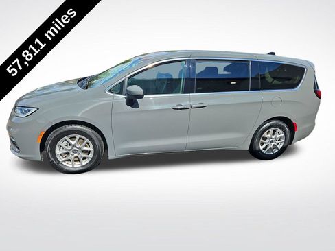 Used 2023 Chrysler Pacifica Touring-L FWD image 2