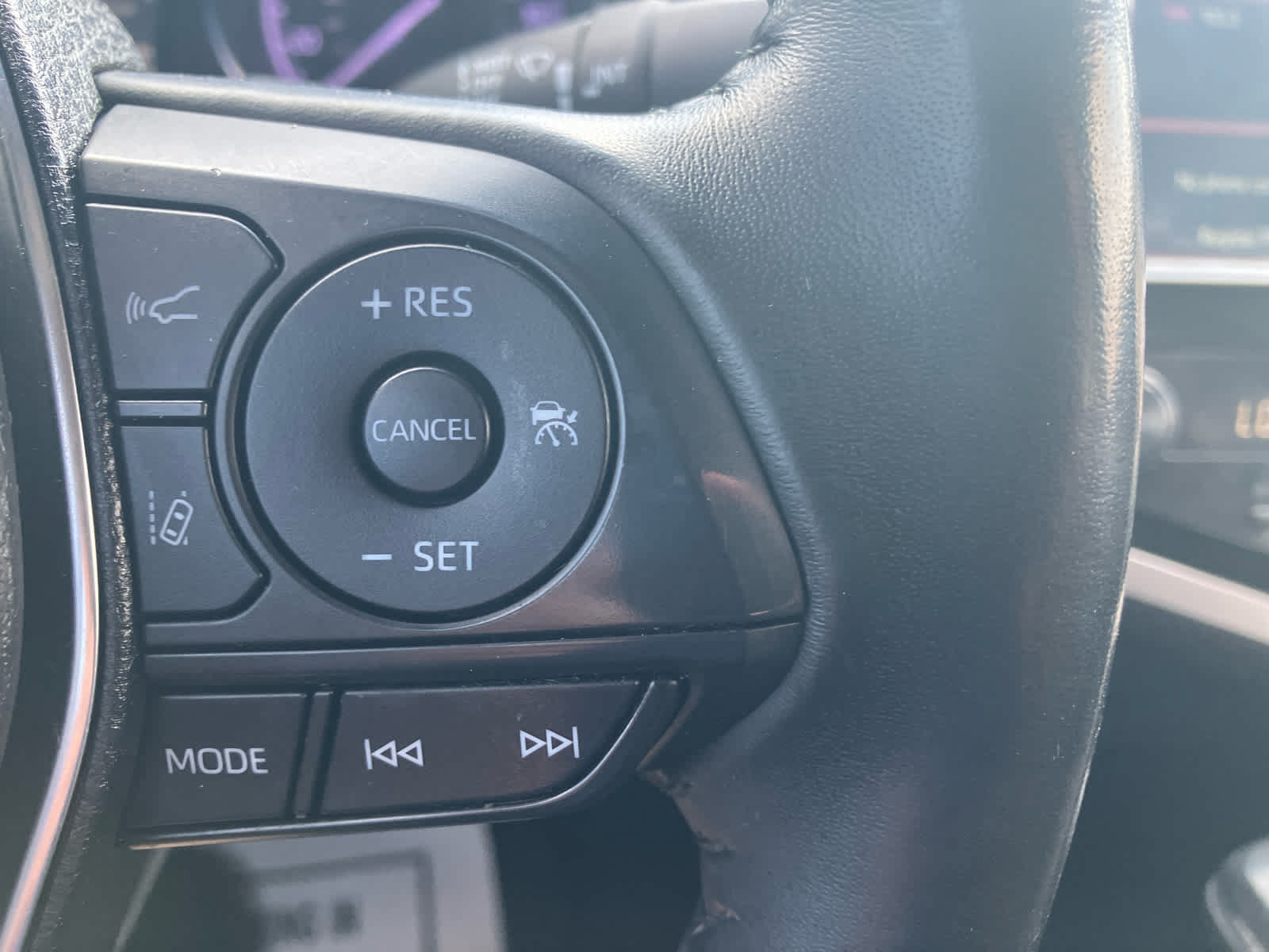 Used 2020 Toyota Camry SE w/ Convenience Package FWD image 19
