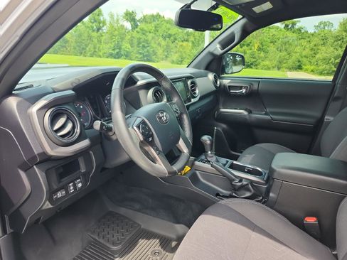 Used 2017 Toyota Tacoma TRD Sport w/ Tow Package RWD image 14