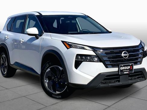 Used 2024 Nissan Rogue SV image 3