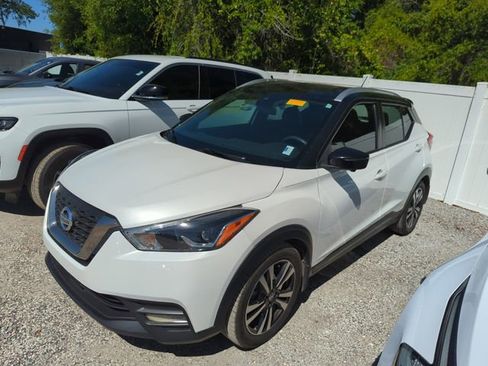 Used 2020 Nissan Kicks SR w/ SR Premium Package image 2