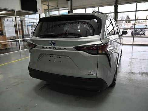 Used 2023 Toyota Sienna XLE image 6