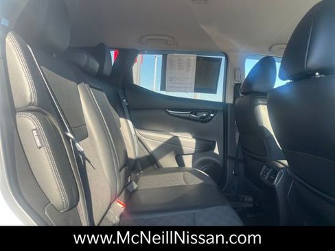 Used 2022 Nissan Rogue Sport SV w/ Technology Package image 13