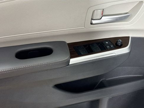 Certified 2022 Toyota Sienna XLE FWD image 16