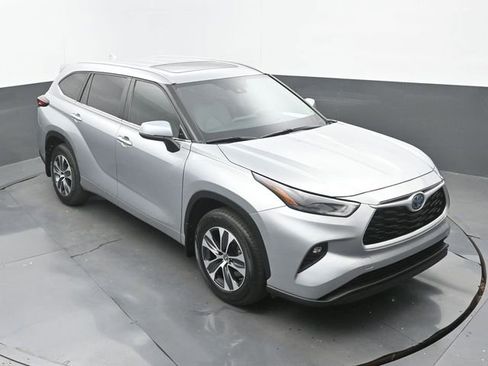 Used 2024 Toyota Highlander XLE FWD image 31