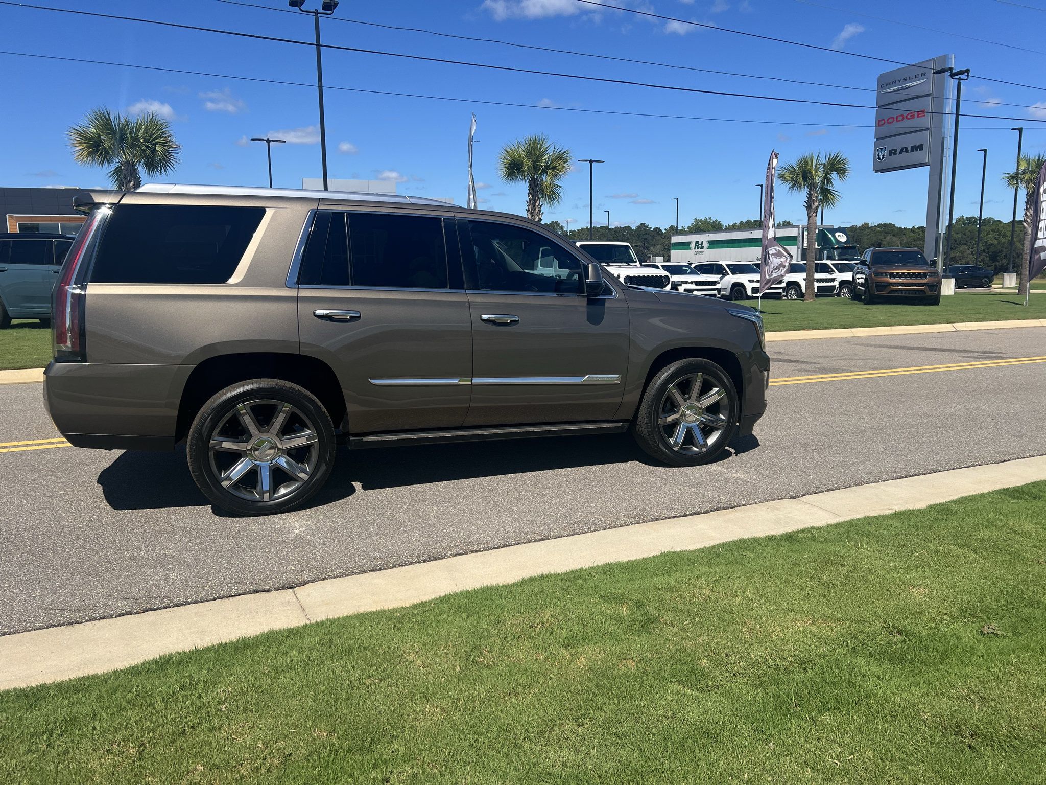 Used 2016 Cadillac Escalade Premium RWD image 3