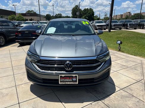 Used 2024 Volkswagen Jetta SE FWD image 2