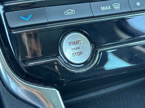 Used 2019 Jaguar XF Premium image 31