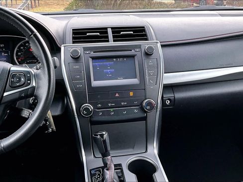 Used 2017 Toyota Camry SE image 6