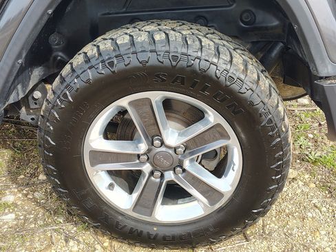 Used 2018 Jeep Wrangler Unlimited Sahara AWD/4WD image 14