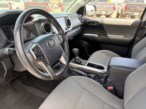 Used 2020 Toyota Tacoma SR5 AWD/4WD image 16