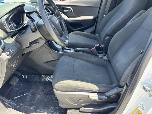 Used 2020 Chevrolet Trax LS FWD image 17