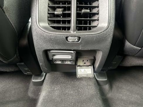 Used 2019 Jeep Cherokee Limited image 16