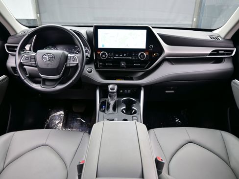 Used 2025 Toyota Highlander XLE image 18