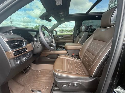 Used 2025 GMC Yukon XL Denali Ultimate w/ LPO, Floor Liner Package AWD/4WD image 12