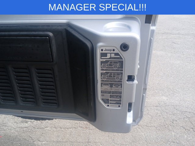 Used 2023 Jeep Wrangler Unlimited Sahara AWD/4WD image 9