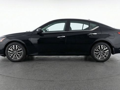 Used 2025 Nissan Altima 2.5 SV image 3