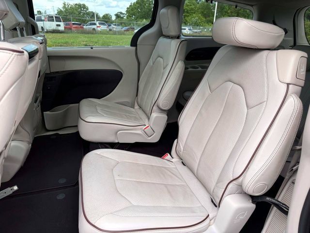 Used 2017 Chrysler Pacifica Limited w/ UConnect Theater Package FWD image 13