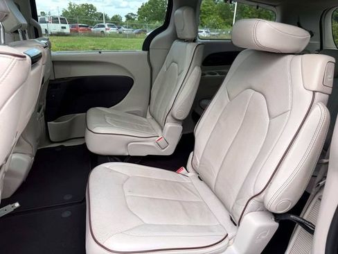Used 2017 Chrysler Pacifica Limited w/ UConnect Theater Package FWD image 13