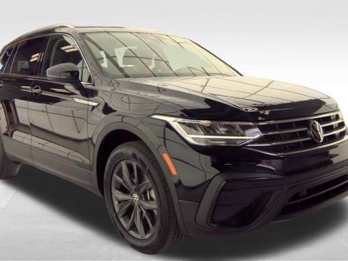 Used 2023 Volkswagen Tiguan SE FWD image 2