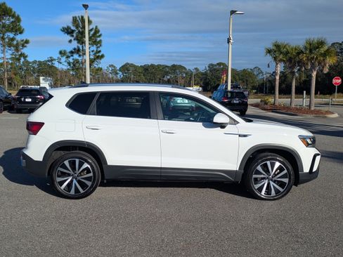 Used 2024 Volkswagen Taos SE w/ MDO Package image 3