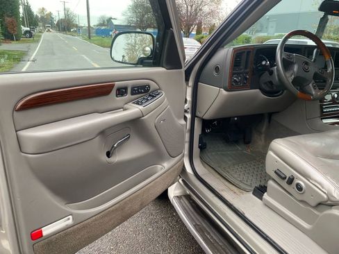 Used 2004 Cadillac Escalade Luxury image 8